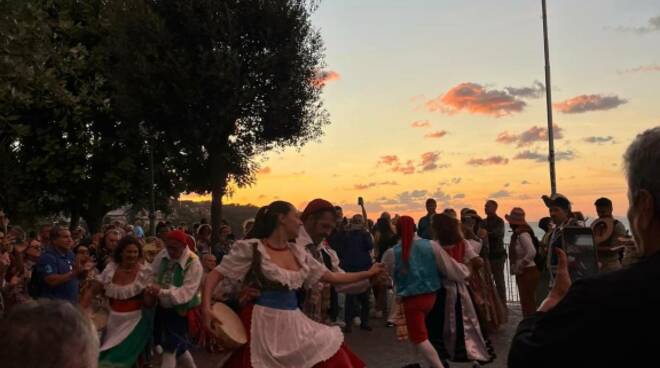 "Tramonto con Tarantella": un successo per le vie di Sorrento